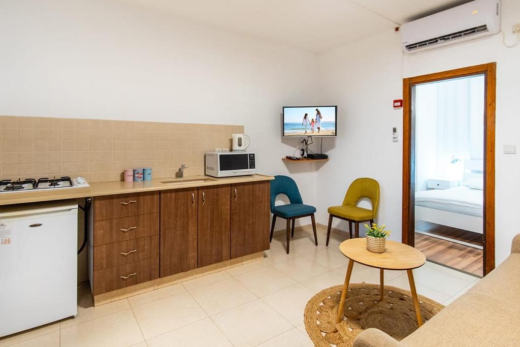 Kuchyň nebo kuchyňský kout v ubytování Nof glili Mansion