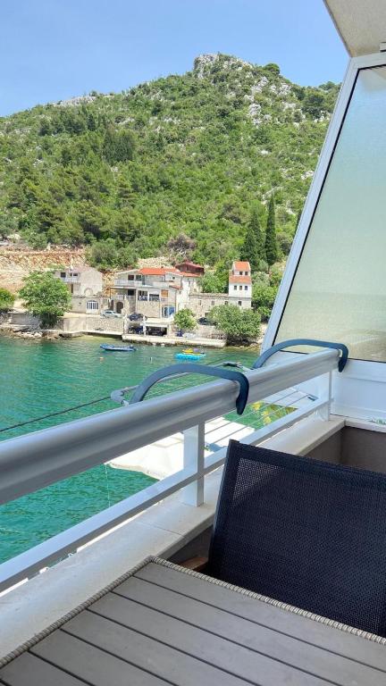 Apartments Tiho & Jelena - One-Bedroom Apartment With Balcony And Sea View