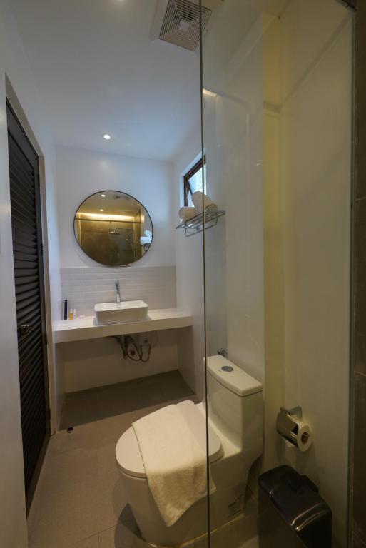 Uma casa de banho em J Boutique Hotel El Nido Managed by H Hospitality Group