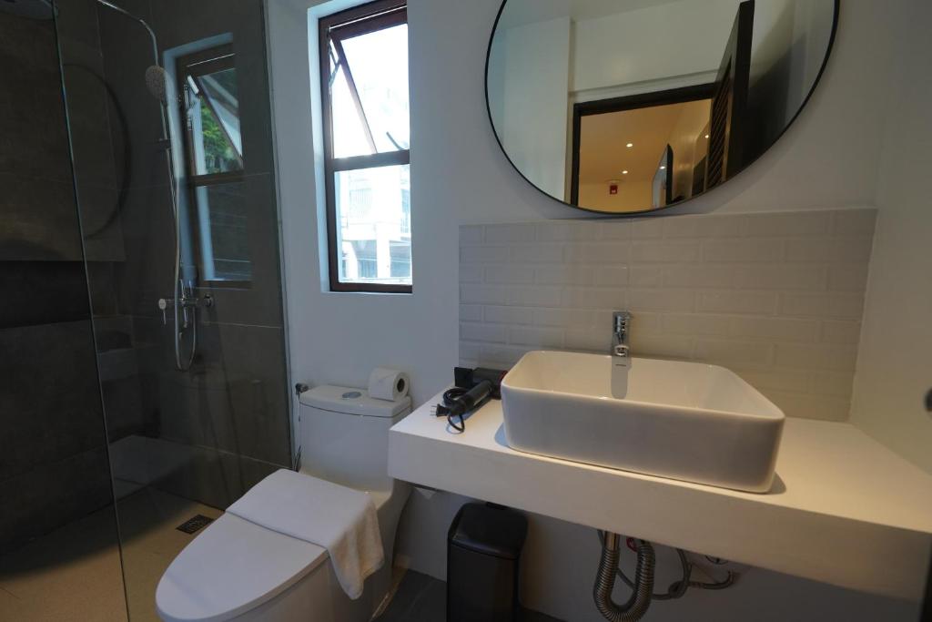 Uma casa de banho em J Boutique Hotel El Nido Managed by H Hospitality Group