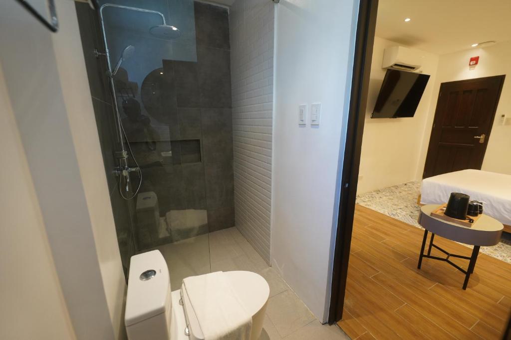 Uma casa de banho em J Boutique Hotel El Nido Managed by H Hospitality Group