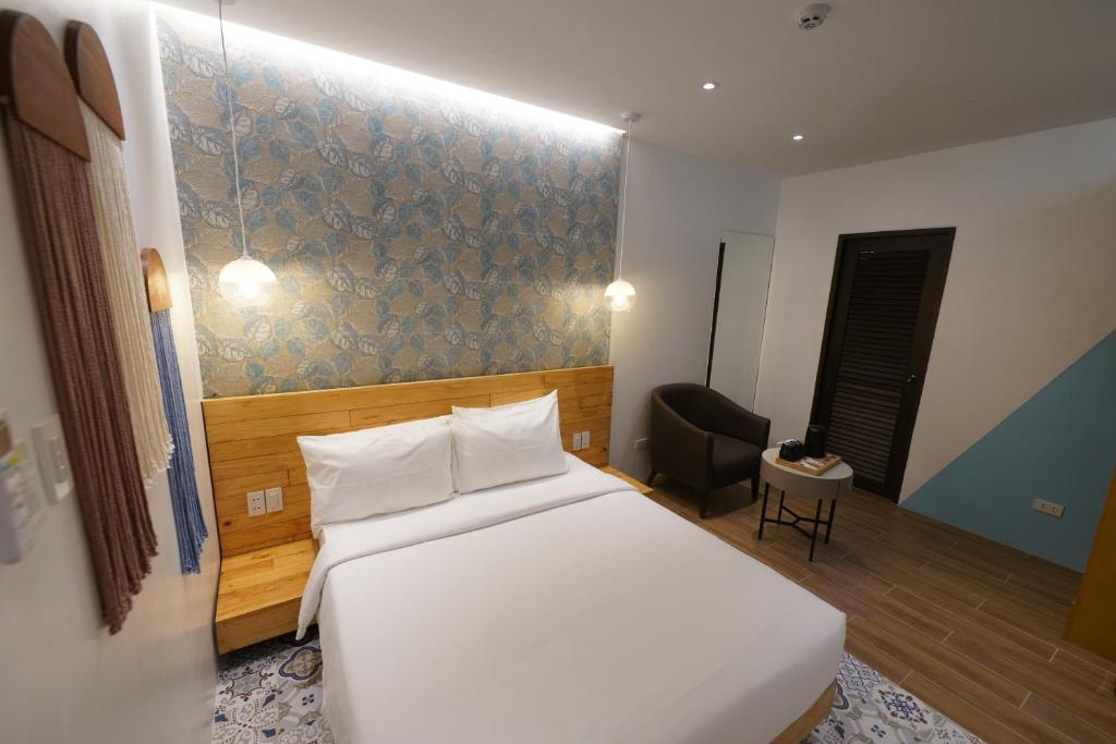 Uma cama ou camas num quarto em J Boutique Hotel El Nido Managed by H Hospitality Group