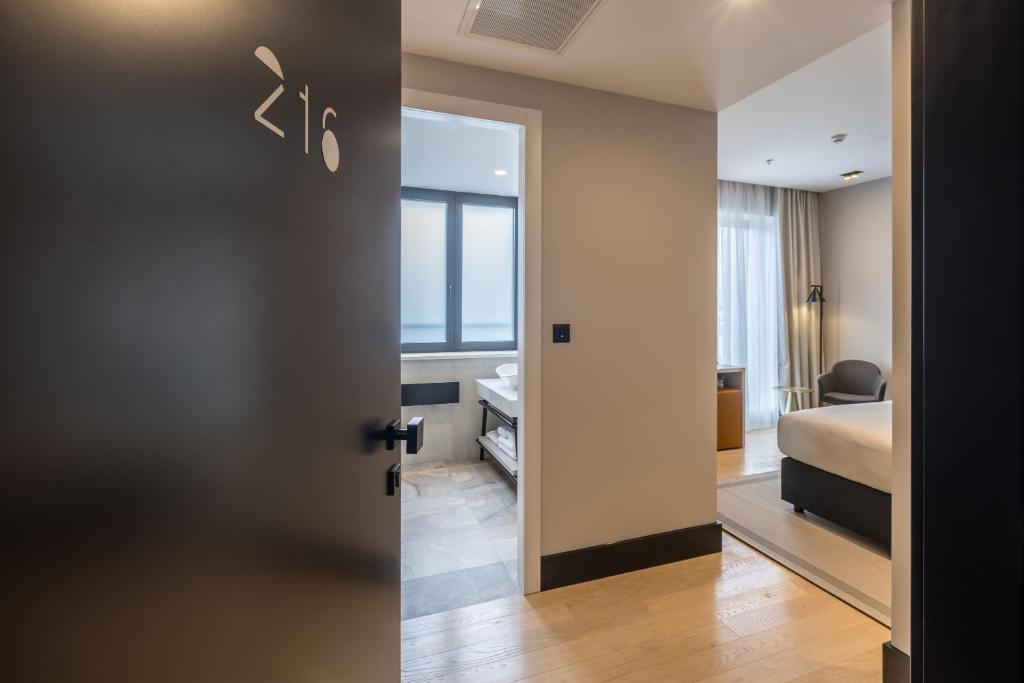 Una cama o camas en una habitación de Cora Hotel