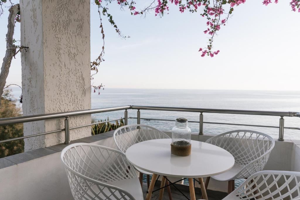 Balkón nebo terasa v ubytování Zorbas Apartments-Am Strand von Lentas