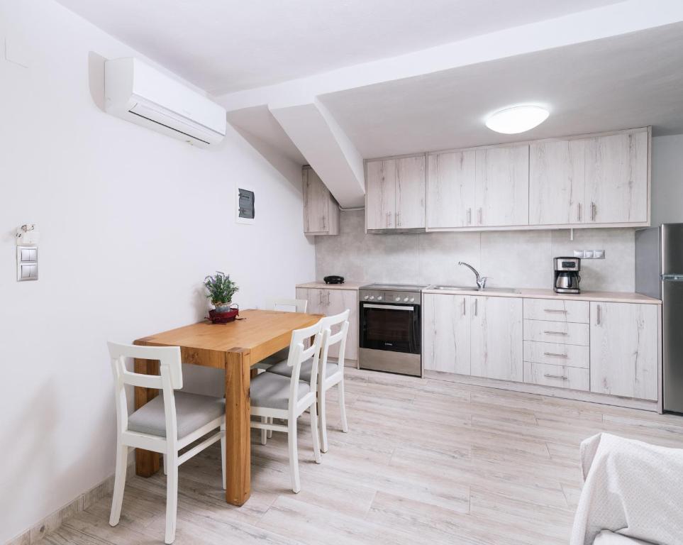 Kuchyň nebo kuchyňský kout v ubytování Zorbas Apartments-Am Strand von Lentas