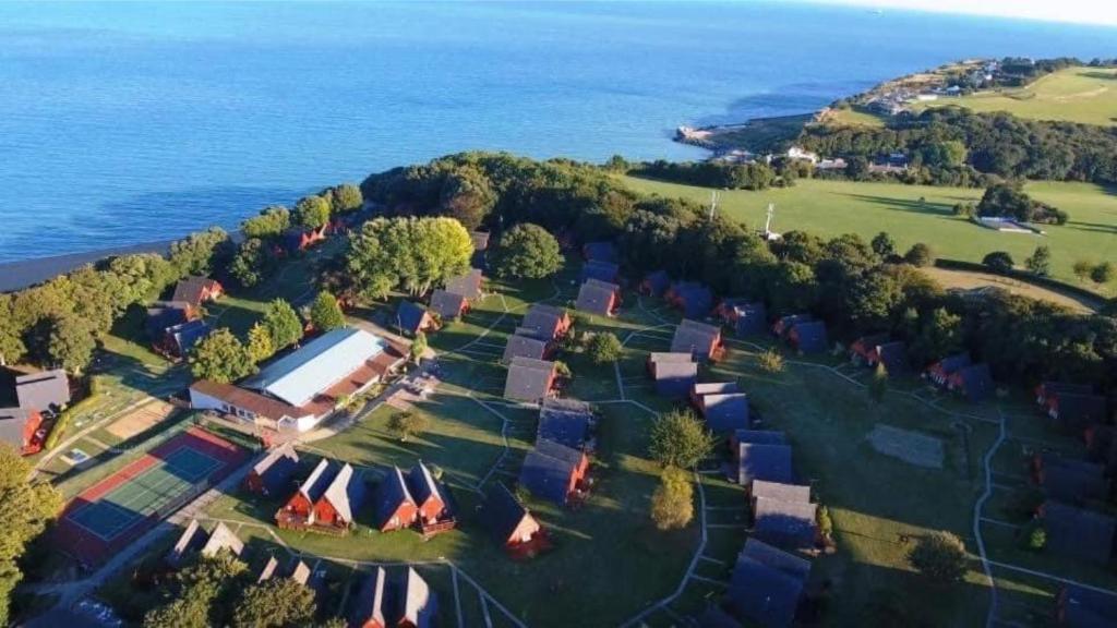 Afbeelding uit fotogalerij van Escape to a Clifftop Chalet with pool and tennis onsite - 1A Kingsdown Holiday Park in Kingsdown