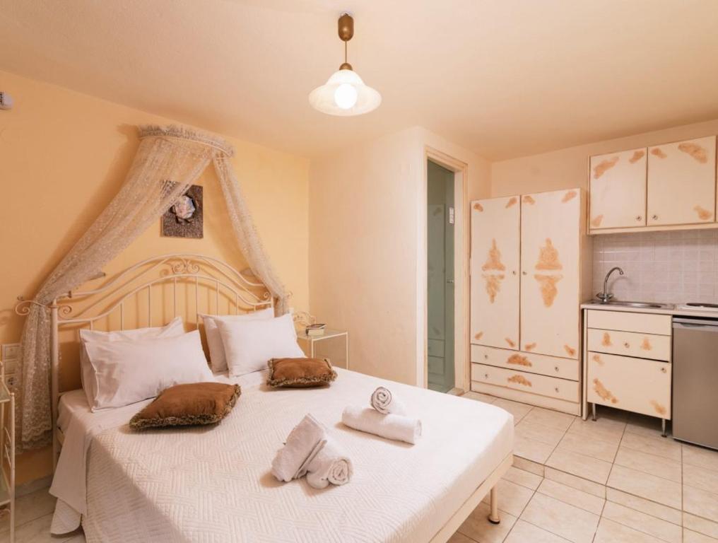 Postel nebo postele na pokoji v ubytování Zorbas Apartments-Am Strand von Lentas