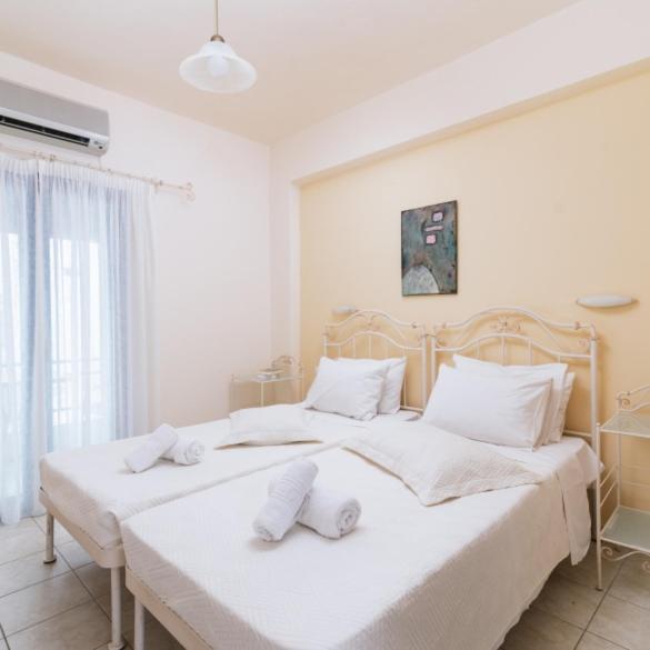 Postel nebo postele na pokoji v ubytování Zorbas Apartments-Am Strand von Lentas