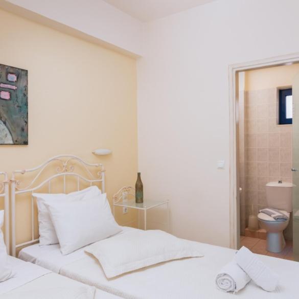 Postel nebo postele na pokoji v ubytování Zorbas Apartments-Am Strand von Lentas