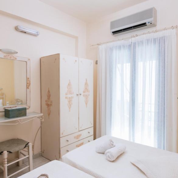 Postel nebo postele na pokoji v ubytování Zorbas Apartments-Am Strand von Lentas