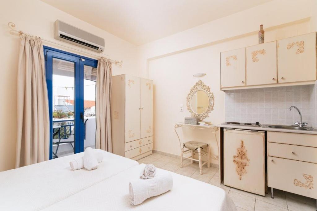 Postel nebo postele na pokoji v ubytování Zorbas Apartments-Am Strand von Lentas