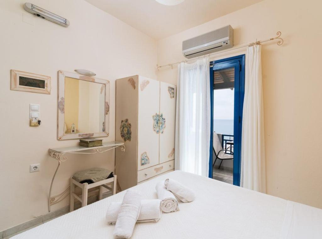 Postel nebo postele na pokoji v ubytování Zorbas Apartments-Am Strand von Lentas