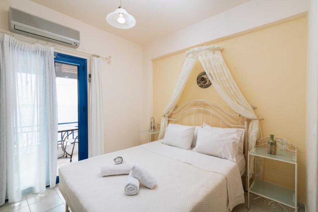 Postel nebo postele na pokoji v ubytování Zorbas Apartments-Am Strand von Lentas