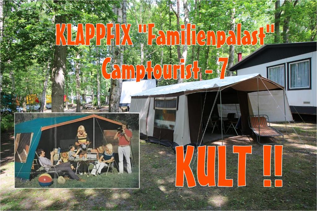 een foto van een tent met een gezin in de tuin bij DDR Klappfix "FAMILIENPALAST" direkt am Strand in Dranske