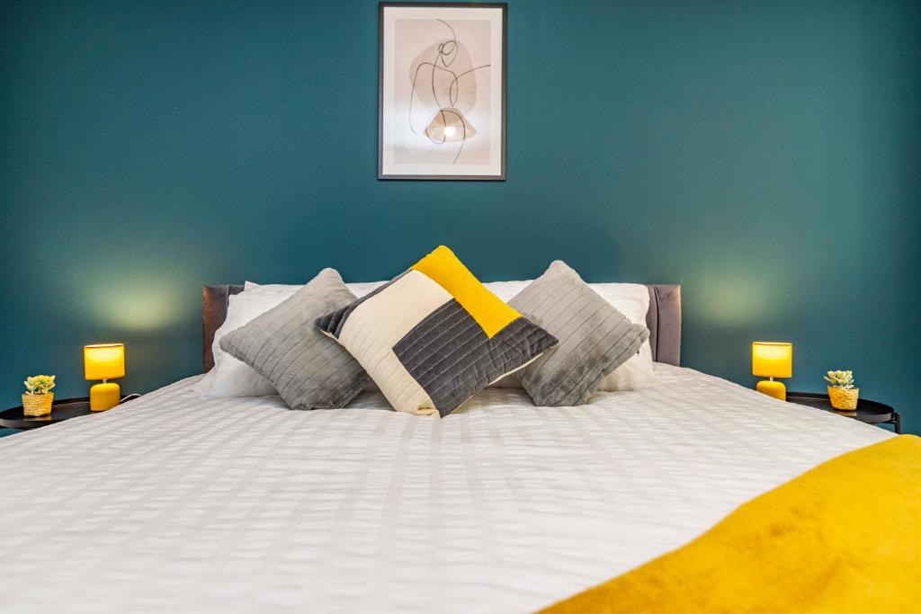 ein Schlafzimmer mit einem großen Bett mit blauen Wänden in der Unterkunft Eccles 2 Bedroom Quirky Apartment, Free Parking and close to the City Centre in Nottingham