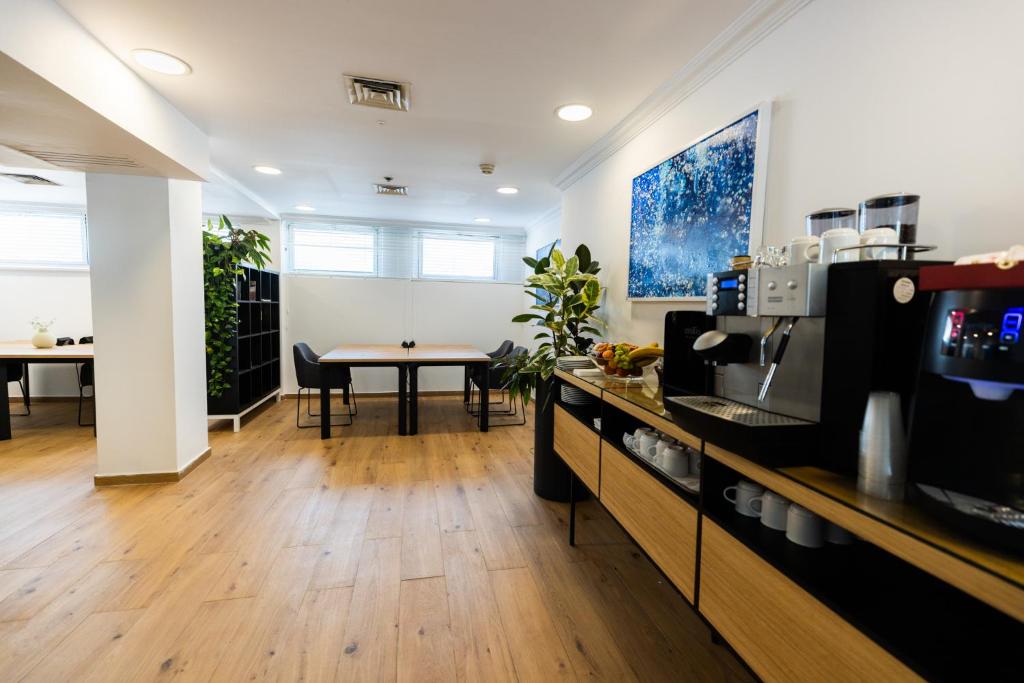 Příslušenství pro přípravu čaje a kávy v ubytování Grand Beach Hotel