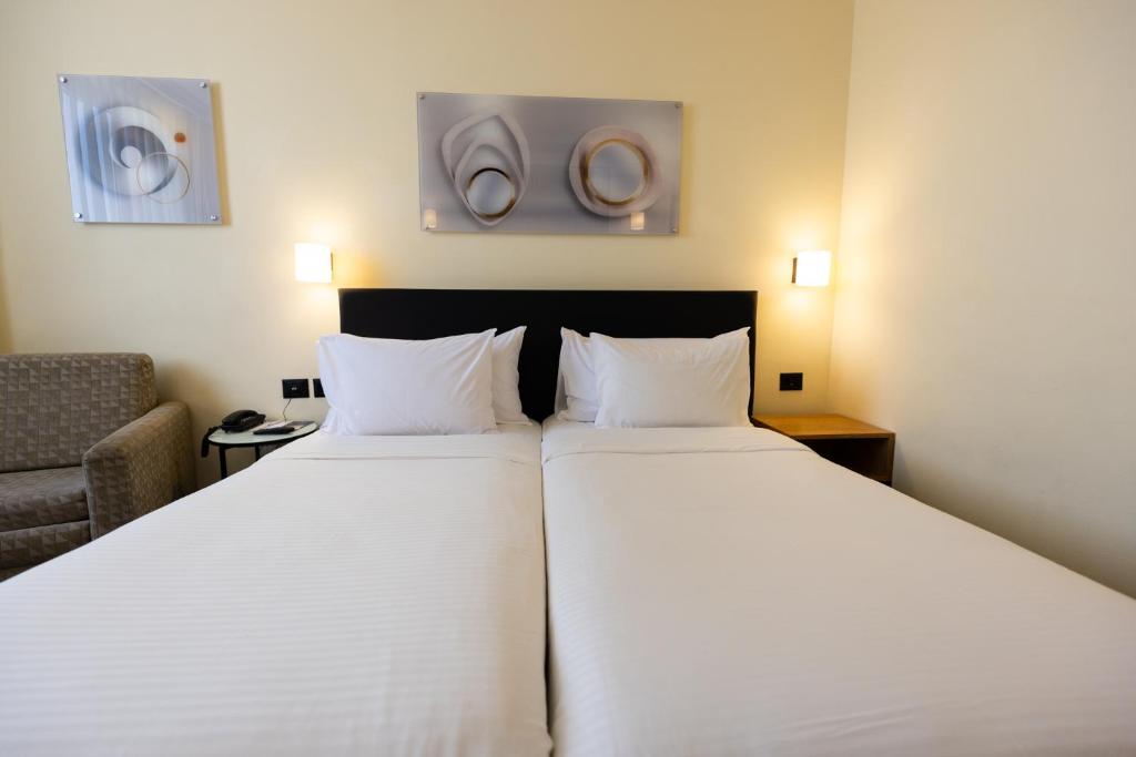 Postel nebo postele na pokoji v ubytování Grand Beach Hotel