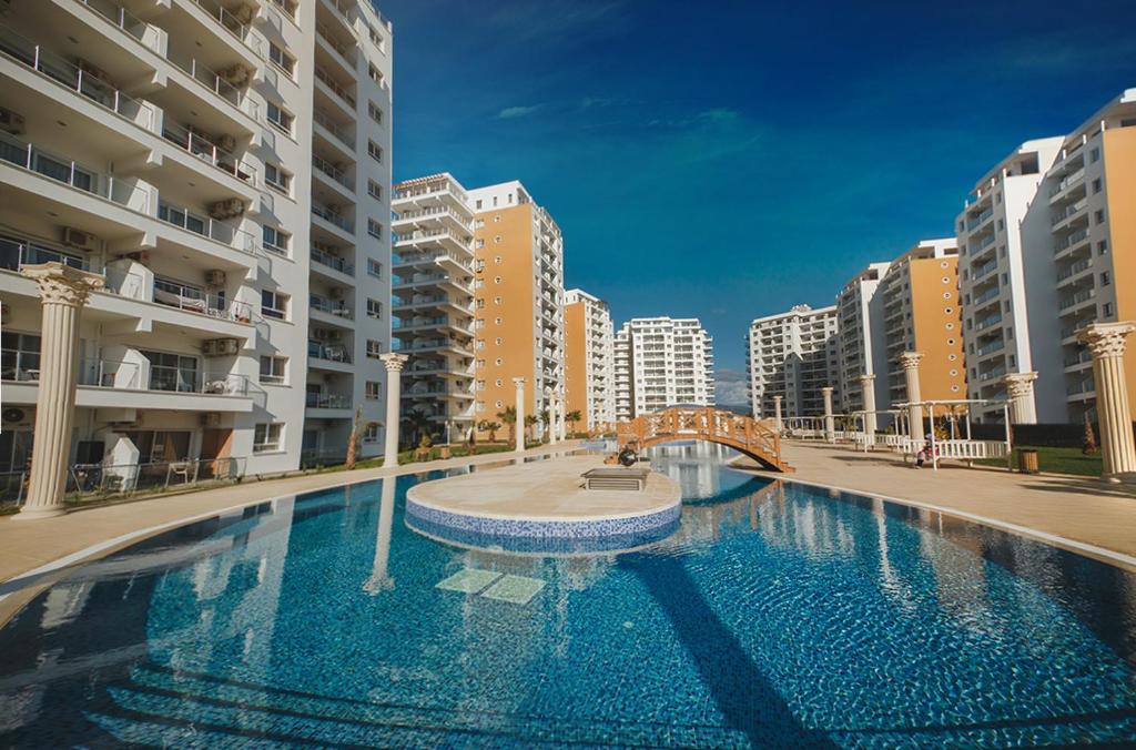 una gran piscina en una ciudad con edificios altos en Spacious studio en Perivolia tou Trikomou