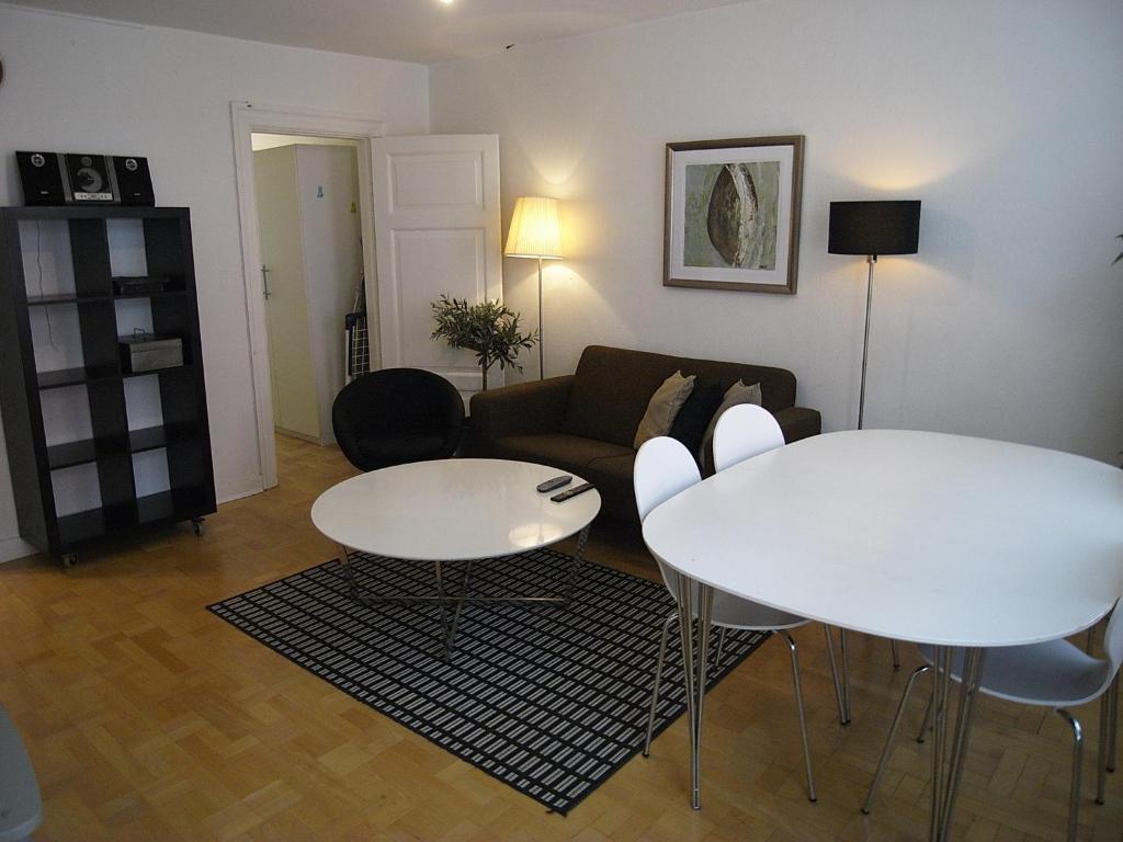 sala de estar con 2 mesas y sofá en Nørrebro Apartments 591 en Copenhague