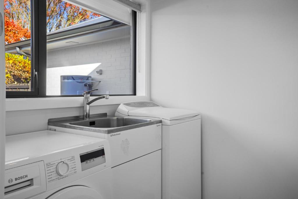 Private, 4BR Family Home, Free Parking, 4km to Airport - Resim 25