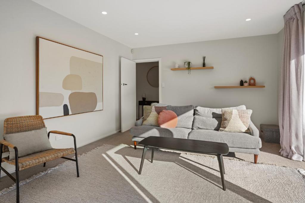 Private, 4BR Family Home, Free Parking, 4km to Airport - Resim 11