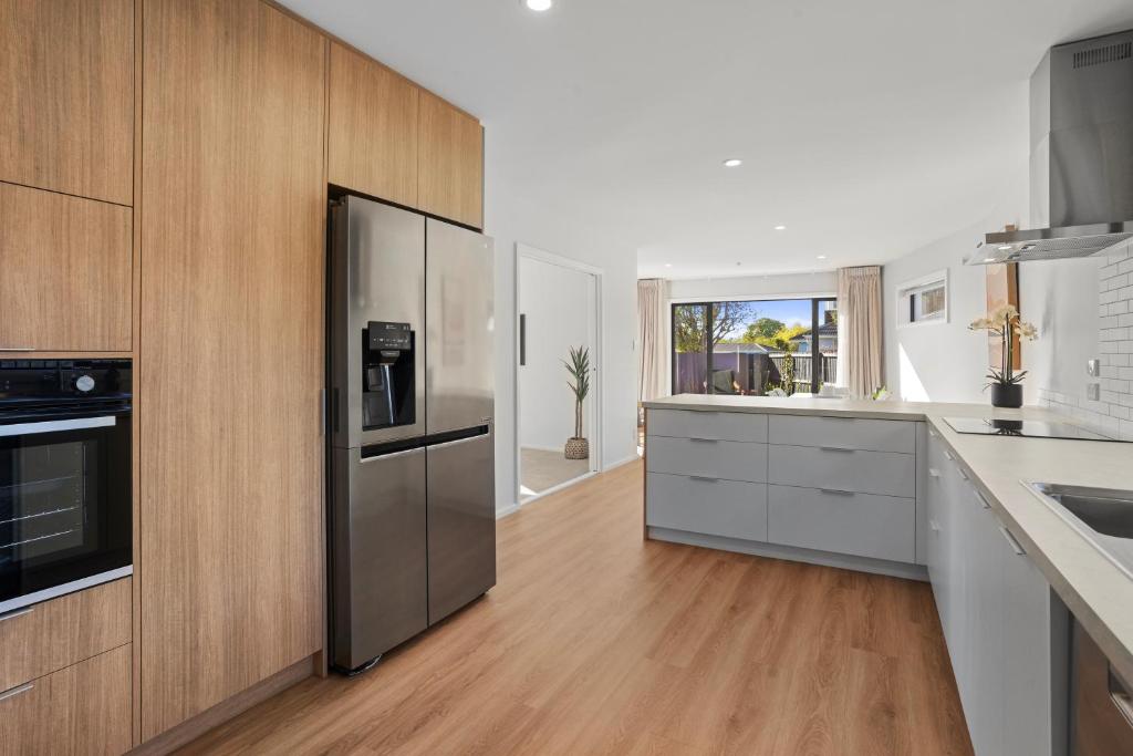 Private, 4BR Family Home, Free Parking, 4km to Airport - Resim 6