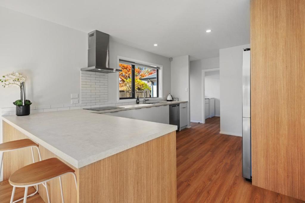 Private, 4BR Family Home, Free Parking, 4km to Airport - Resim 9