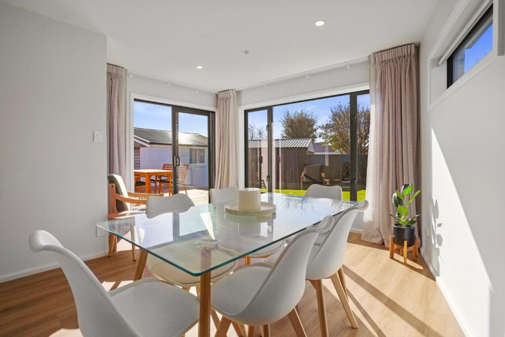 Private, 4BR Family Home, Free Parking, 4km to Airport - Resim 5