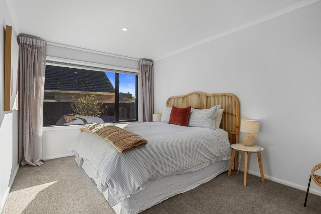 Private, 4BR Family Home, Free Parking, 4km to Airport - Resim 15