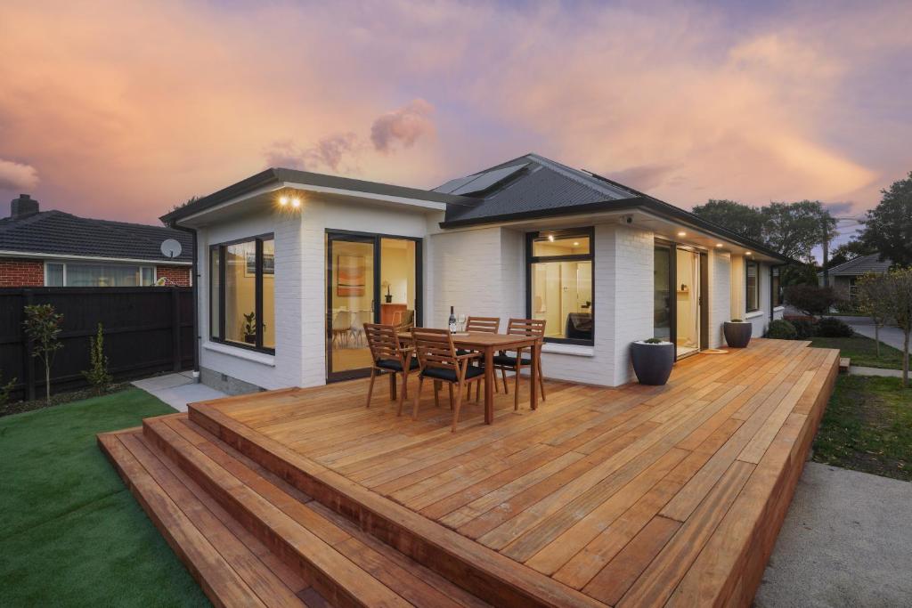 Private, 4BR Family Home, Free Parking, 4km to Airport - Resim 2