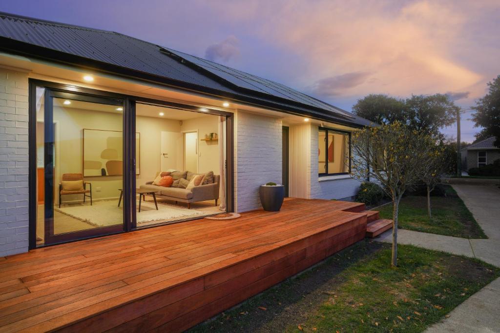 Private, 4BR Family Home, Free Parking, 4km to Airport - Resim 24