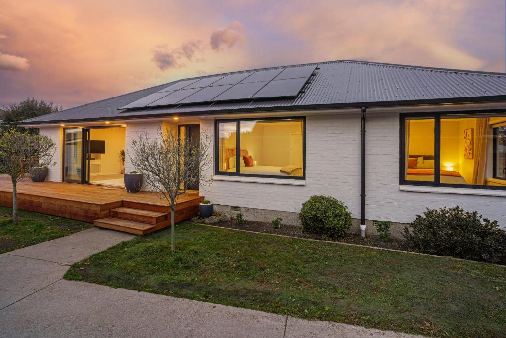 Private, 4BR Family Home, Free Parking, 4km to Airport - Resim 3