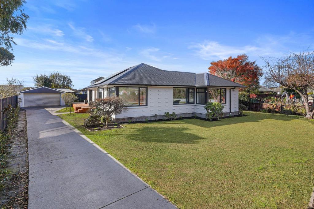 Private, 4BR Family Home, Free Parking, 4km to Airport - Resim 22