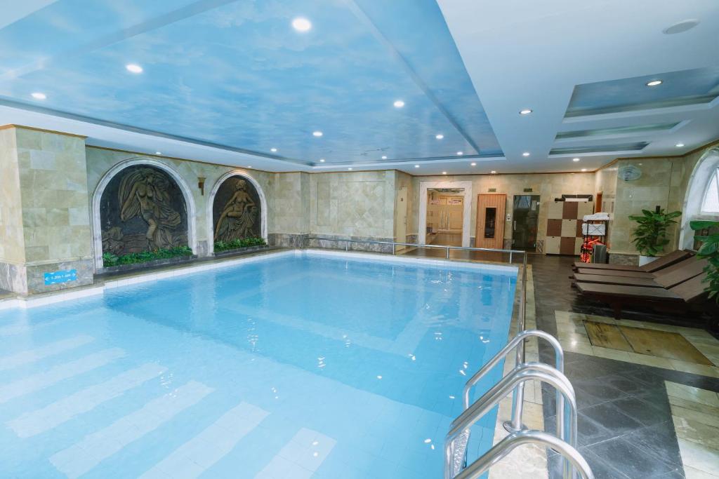 Bazén v ubytování A25 Luxury Hotel nebo v jeho okolí
