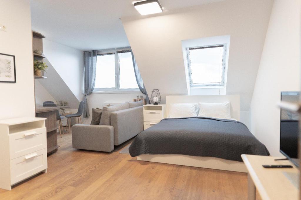 Una cama o camas en una habitación de Hotel Triester