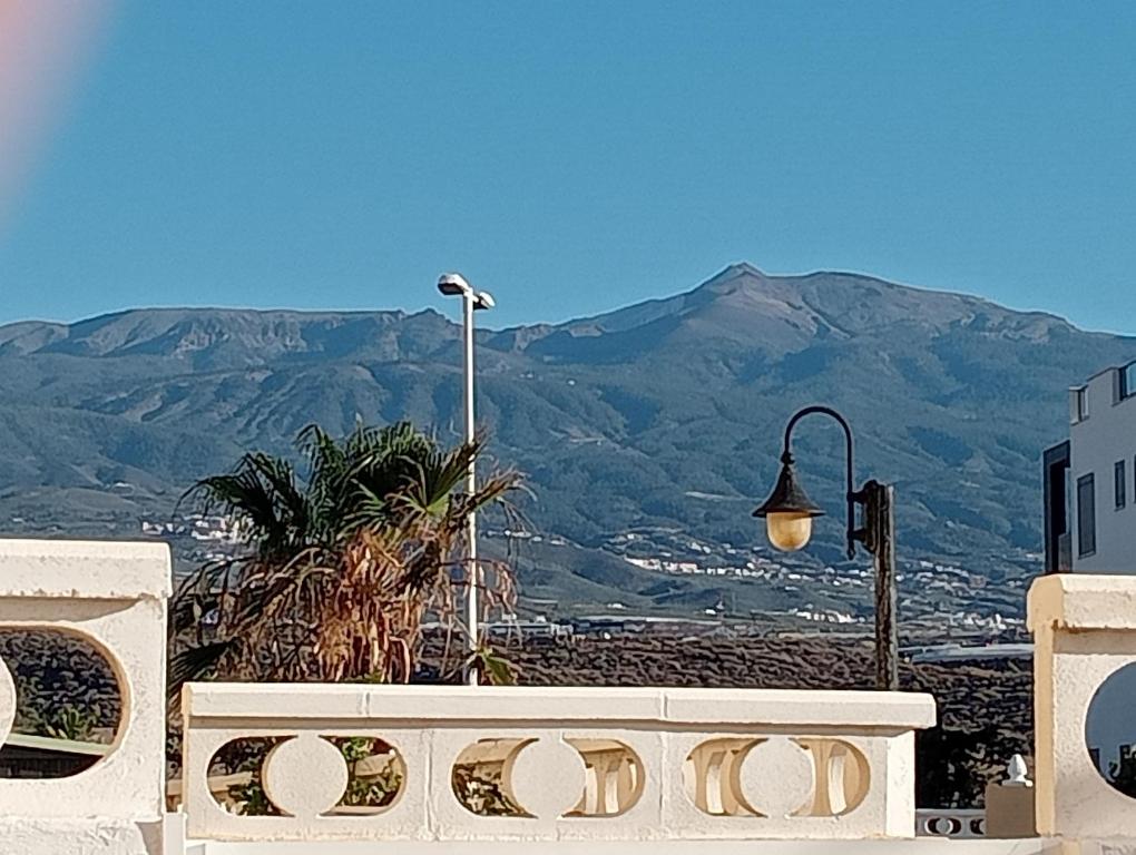 un lampione e una vista su una montagna di Anka Talo a El Médano