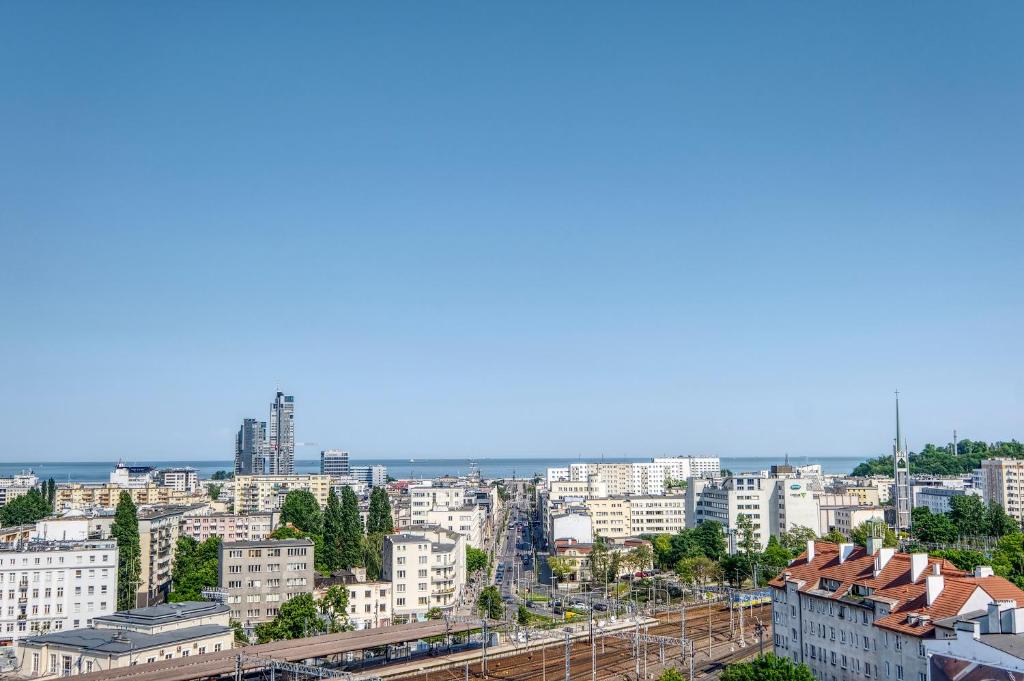 vistas a una ciudad con edificios en Apartament Panorama, en Gdynia