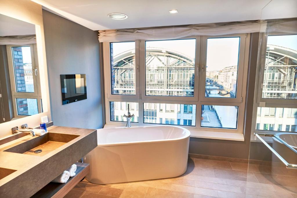 TV a/nebo společenská místnost v ubytování Steigenberger Hotel Hamburg