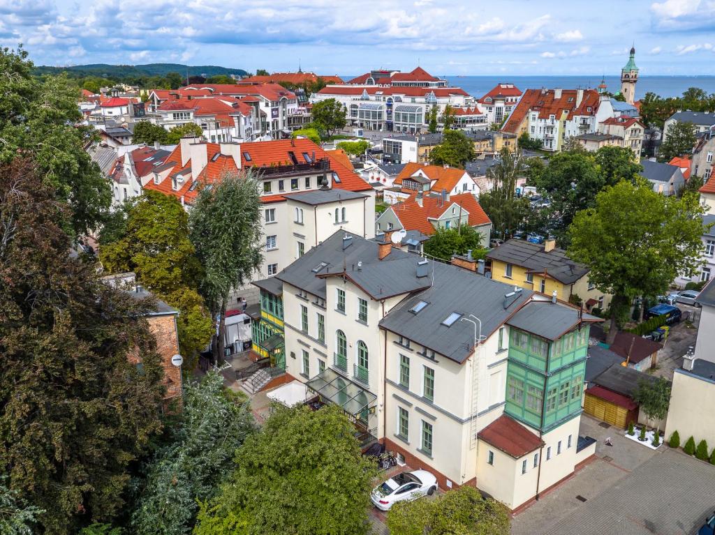 una vista aérea de una ciudad con edificios en Villa Sedan en Sopot