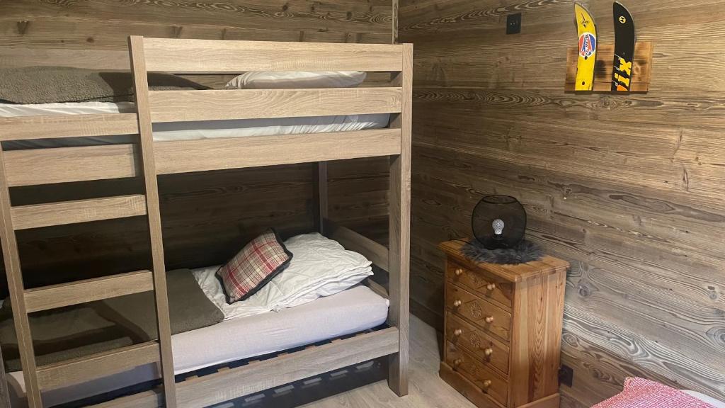 a room with two bunk beds in a cabin at APPARTEMENT PLEIN SUD AUX SAISIES N°6 in Les Saisies