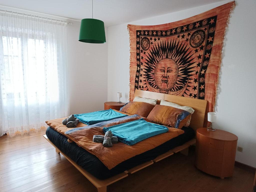 Telve的住宿－Casa Vacanze Lavanda & Rosmarino，卧室配有一张挂壁挂毯的床