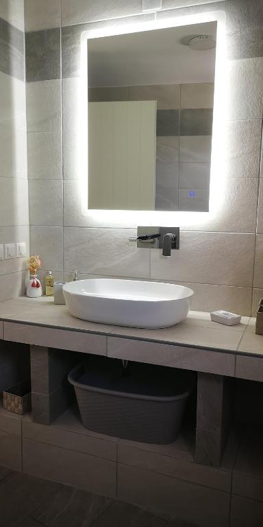 y baño con lavabo blanco y espejo. en Lemonia Rooms, en Platis Yialos Sifnos