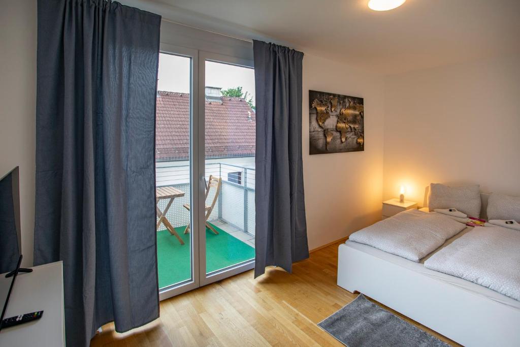 Llit o llits en una habitació de Modern Innsbruck Apartment I Free Parking