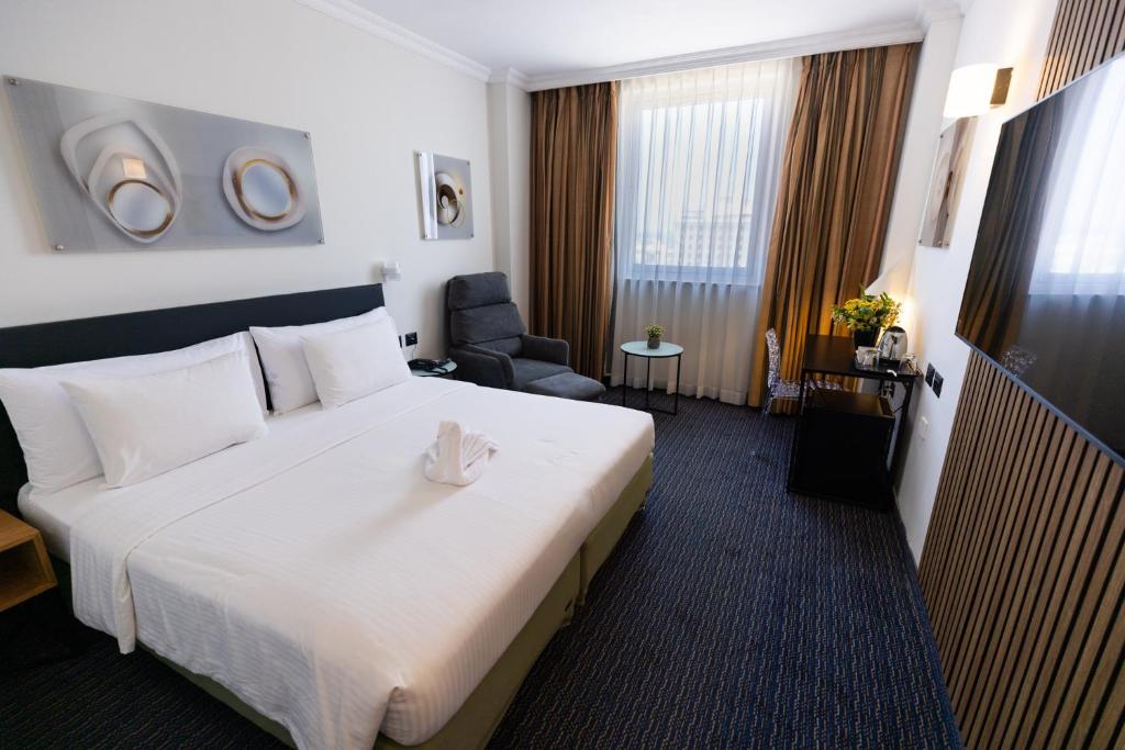Postel nebo postele na pokoji v ubytování Grand Beach Hotel