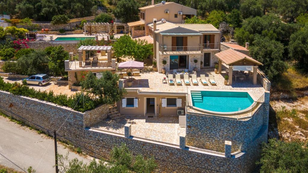 uma vista aérea de uma casa com piscina em Villa Ozias a modern,spacious, swimmig pool villa. em Gaios