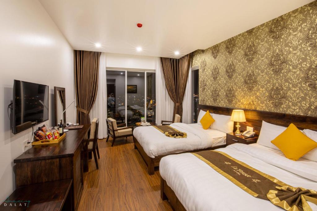 Postel nebo postele na pokoji v ubytování La Pense'e Hotel - Dalat
