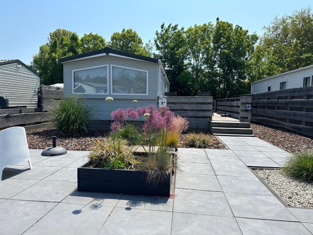 Zahrada ubytování Chalet 2a op Recreatiepark De Wielen