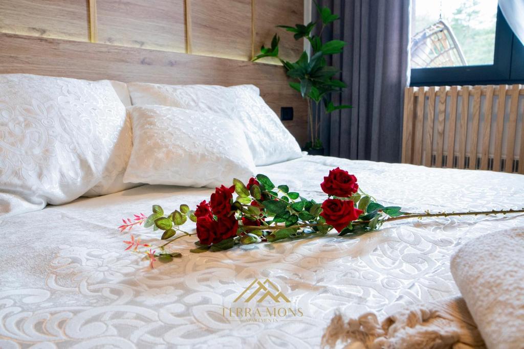 un bouquet di rose rosse su un letto di Terra Mons apartments a Zlatibor