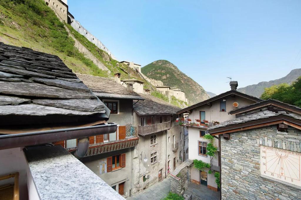 a group of buildings with mountains in the background at Alla meridiana in Bard