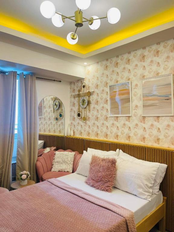 Postel nebo postele na pokoji v ubytování Chic Hideaway at Azure North Bali Tower